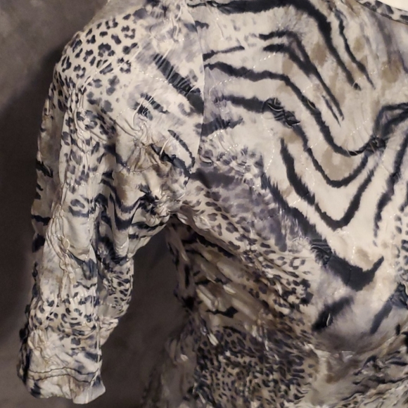 Sno Skins White Animal Print Blouse Sz MD - Picture 3 of 7
